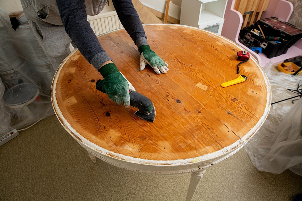 Polerowanie mebli DIY Renowacja mebli: narzędzia i środki do polerowania drewna w domu.