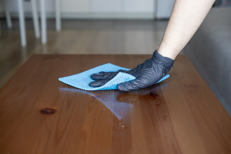 Polerowanie dla piękna Renowacja mebli krok po kroku: polerowanie drewna dla trwałości i piękna.