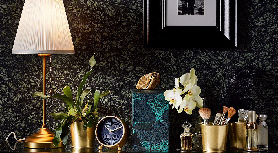 Błysk mebli IKEA Metamorfoza stolika IKEA DIY: Gładki, błyszczący efekt w nowoczesnym wnętrzu 2026