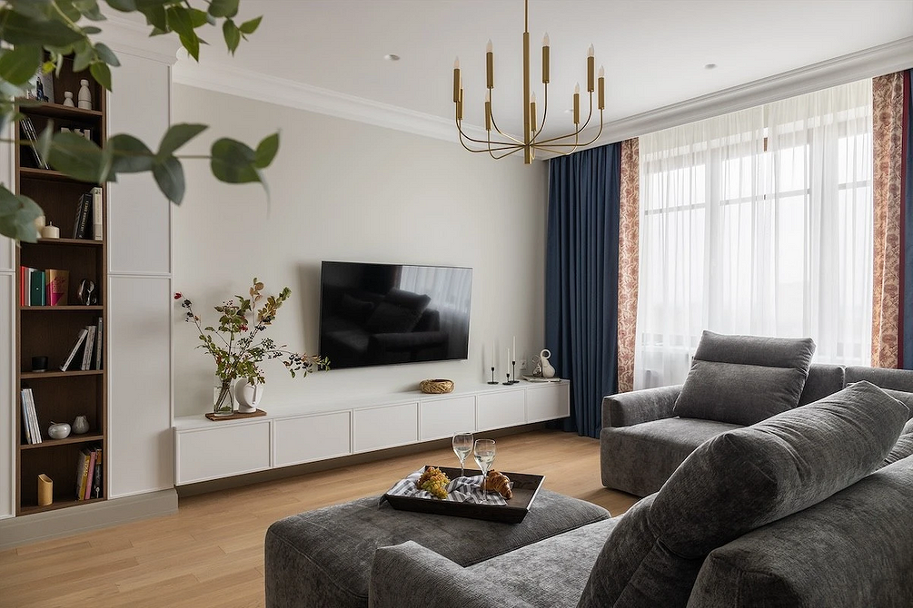 Oaza relaksu 2026 Salon z kuchnią w stylu skandynawskim z fotelami z welurową tapicerką w małym mieszkaniu 2026.