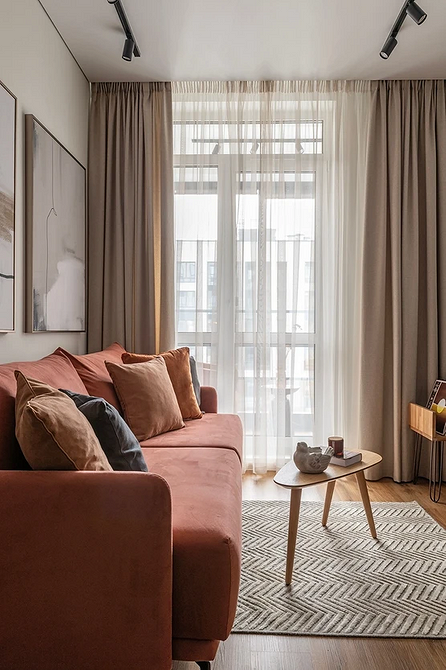 Sofa i telewizor Wygodna kuchnia z salonem: sofa naprzeciwko telewizora dla relaksu.