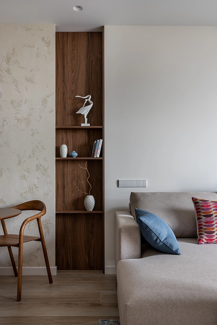 Kominek w salonie Elegancka kuchnia z salonem: kominek dodaje przytulności i ciepła.