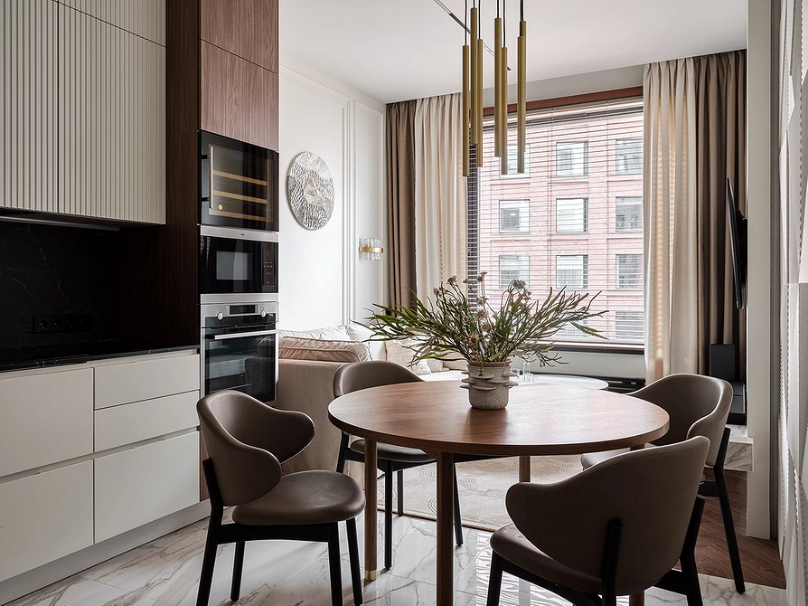 Oświetlenie strefowe Funkcjonalna kuchnia z salonem: różne poziomy oświetlenia do podziału stref.