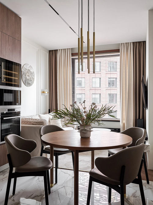 Przytulne tekstylia Przytulna kuchnia z salonem: miękkie dywany i tekstylia ocieplają wnętrze.