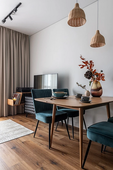 Skandynawski salon z kuchnią Aranżacja kuchni z salonem: meble i oświetlenie w stylu skandynawskim, małe mieszkanie.