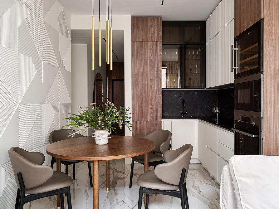 Światło w salonie Jasna kuchnia z salonem: panoramiczne okna i wygodna sofa.