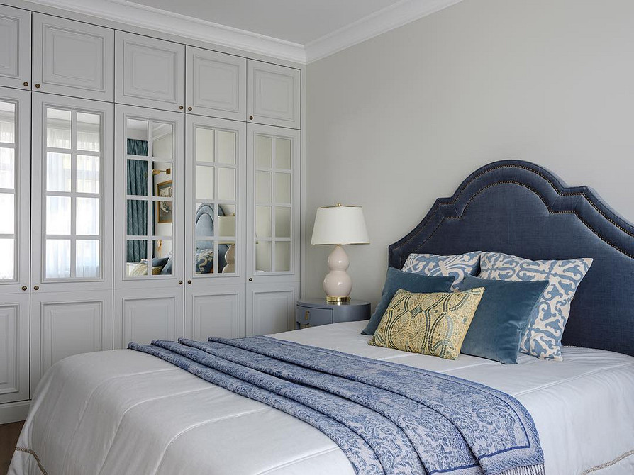 Laminowana szafa narożna Jasna szafa narożna z laminowanymi frontami w sypialni, nowoczesny design 2026.