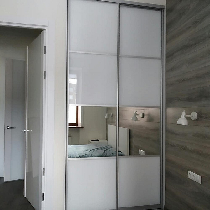 Dekoracyjne półki Szafa narożna z otwartymi półkami na dekoracje i książki w sypialni.