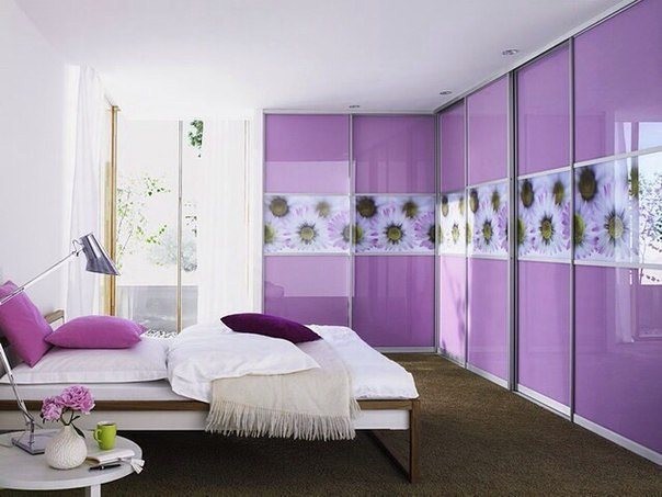 Minimalizm i elegancja Szafa narożna z matowymi szklanymi drzwiami w sypialni w minimalistycznym stylu.