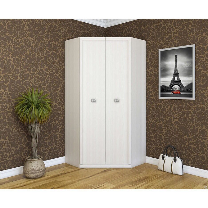 Lustrzane powiększenie Szafa narożna z lustrzanymi drzwiami optycznie powiększająca małą sypialnię.