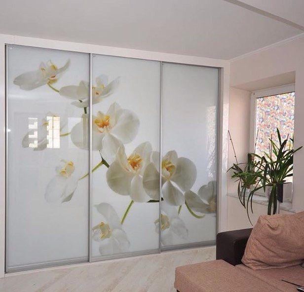 Optymalizacja przestrzeni Szafa narożna do przechowywania ubrań w małej sypialni - optymalne wykorzystanie miejsca.