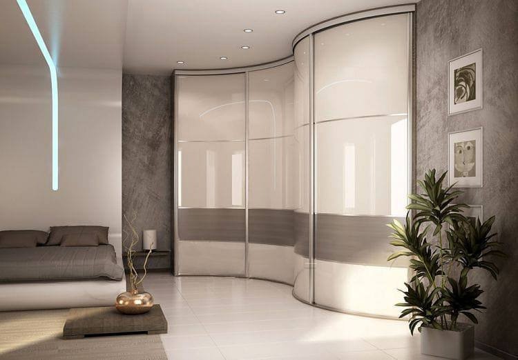 Biała szafa narożna Biała szafa narożna w jasnej sypialni optycznie powiększająca przestrzeń, nowoczesny design.