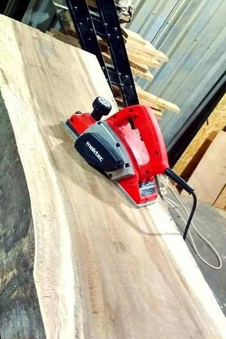 Drewniana podstawa baru Zdjęcie: Podstawa baru zrób to sam, detale konstrukcji z naturalnego drewna