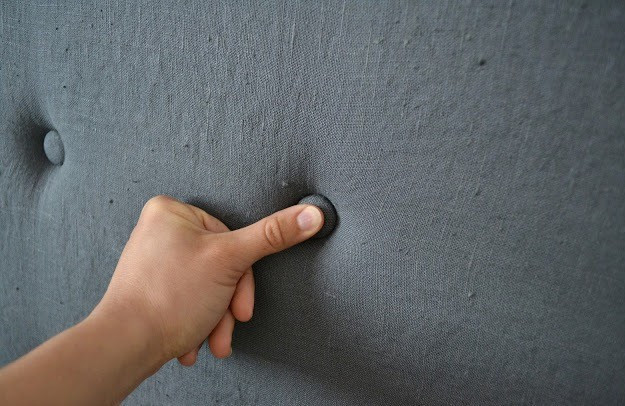 Rustykalny zagłówek DIY DIY zagłówek z desek. Rustykalny zagłówek do sypialni w naturalnych kolorach