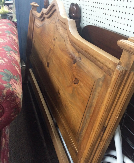 Metalowy zagłówek DIY Minimalistyczny zagłówek DIY z metalu, industrialny akcent w sypialni.