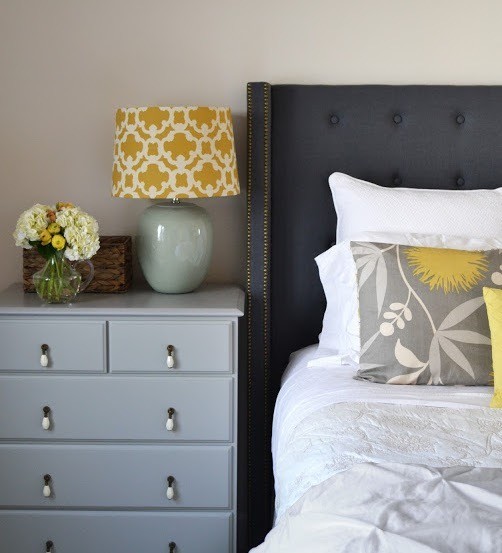 Zagłówek z poduszek Zagłówek DIY z poduszek. Kreatywny i wygodny zagłówek do sypialni