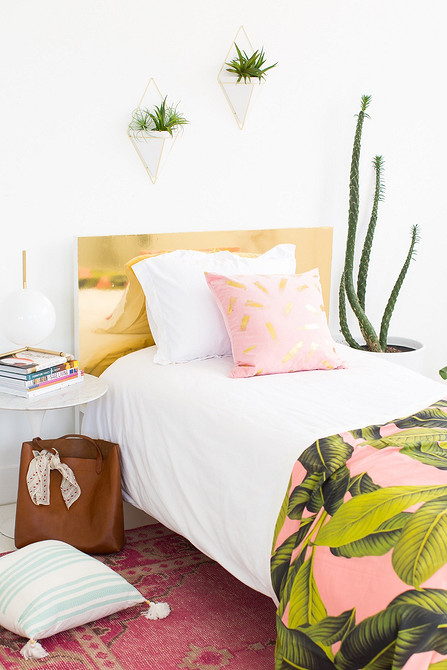 Skandynawskie wezgłowie DIY Proste wezgłowie DIY z palet drewnianych pomalowanych na biało, skandynawski styl w sypialni.