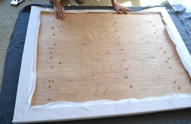 Elegancki zagłówek DIY Tapicerowany zagłówek DIY. Elegancki zagłówek w kolorze butelkowej zieleni do sypialni