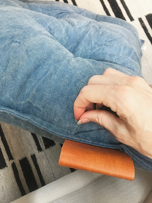 Tapicerowany zagłówek DIY Elegancki tapicerowany zagłówek DIY, idealny do nowoczesnej sypialni.