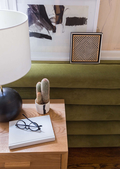 Recykling na wezgłowie Kreatywne wezgłowie łóżka DIY z wykorzystaniem starych poduszek i tkanin, oszczędny design.