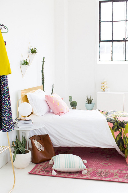 Klasyczne DIY wezgłowie Duże, tapicerowane wezgłowie DIY z guzikami, nadające klasyczny i elegancki wygląd sypialni.