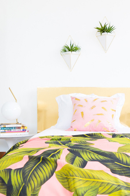 Podświetlane wezgłowie DIY Wezgłowie łóżka DIY z podświetleniem LED, dodające klimatu i funkcjonalności do sypialni.