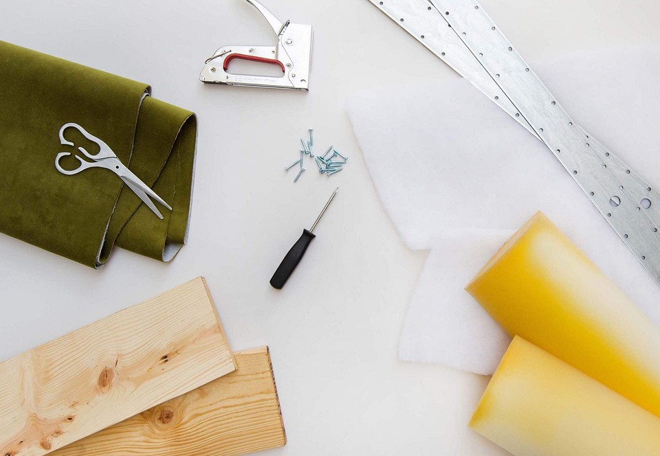 Aksamitne wezgłowie DIY Miękkie wezgłowie łóżka DIY z aksamitu, idealne do małej sypialni.