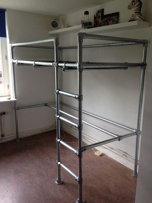 Drewniana Antresola: Instrukcja Drewniane łóżko na antresoli krok po kroku, bezpieczna i stabilna konstrukcja DIY.