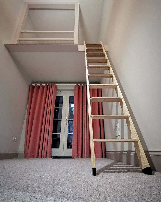 Antresola: Oświetlenie Oświetlenie łóżka na antresoli: komfortowe i praktyczne rozwiązanie dla relaksu w małym mieszkaniu.