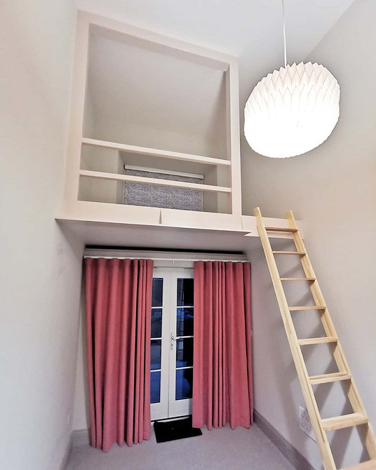 Antresola z biurkiem Łóżko na antresoli z biurkiem: ergonomiczne rozwiązanie dla dziecka w małym mieszkaniu.