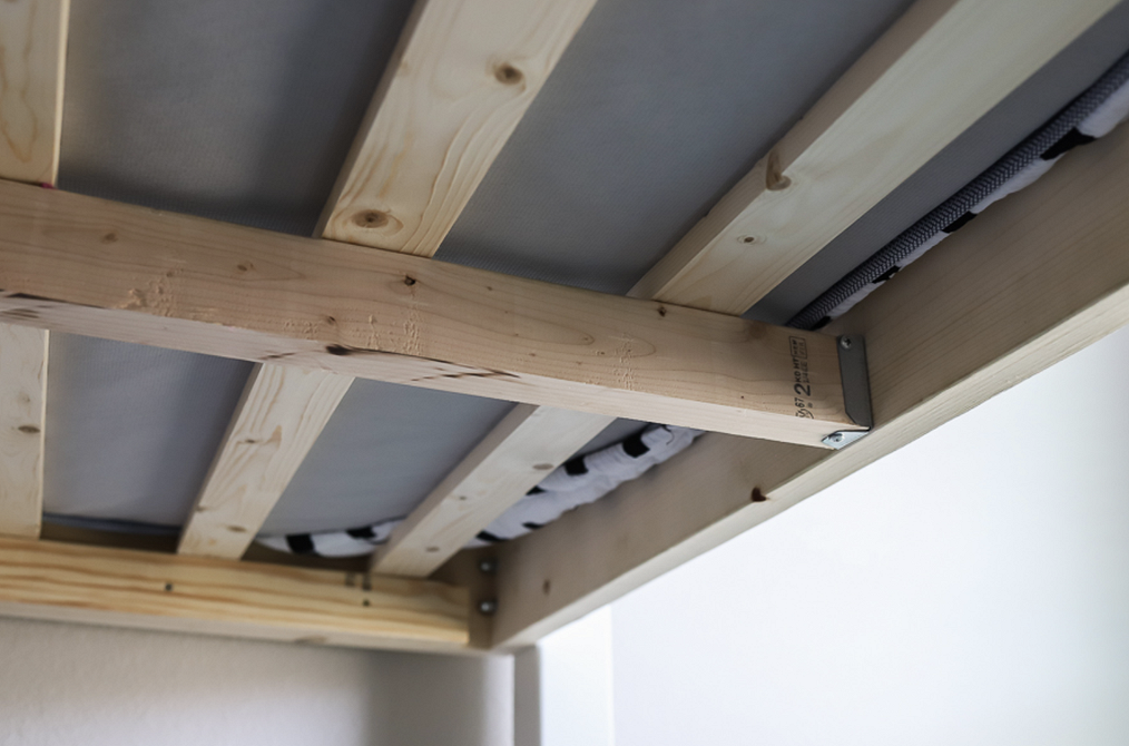 Inspiracja antresola 2026 Projekt łóżka na antresoli DIY dla małego mieszkania, inspiracje 2026