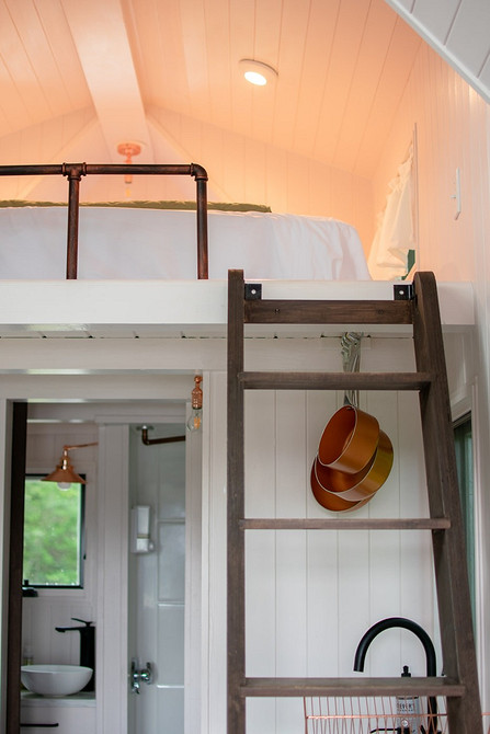 Montaż Antresoli DIY Montaż łóżka na antresoli DIY: łączenie elementów konstrukcyjnych dla maksymalnej wytrzymałości.