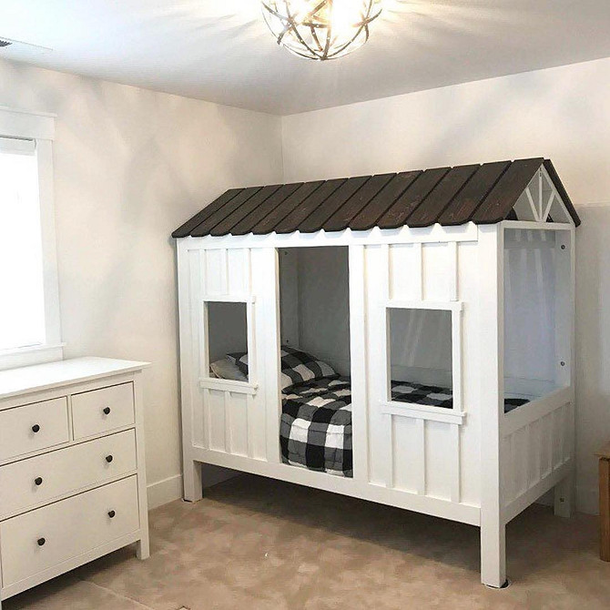 Drewno i funkcjonalność Zdjęcie projektu łóżka na antresoli DIY, drewniane wykończenie i funkcjonalność
