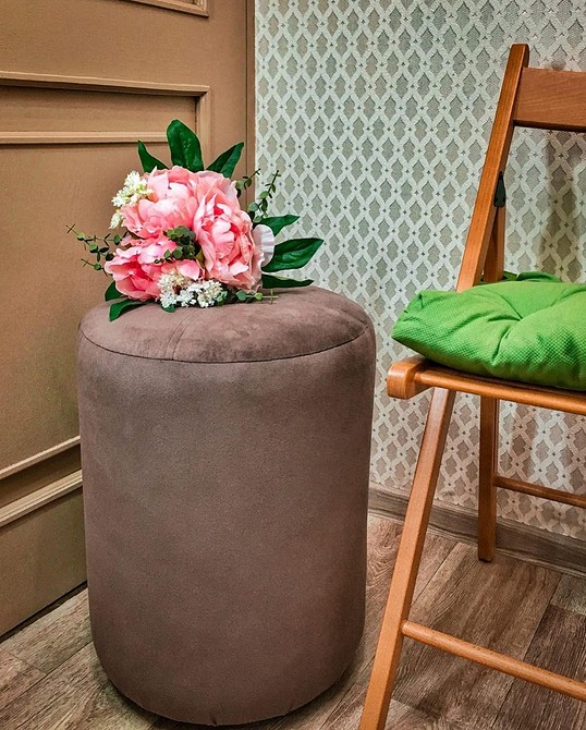 Tapicerowany puf DIY Puf tapicerowany DIY: pomysł na oryginalny mebel do twojego domu.