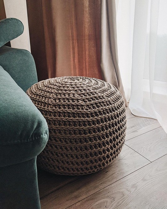 Pufa DIY: Styl i Wygoda Stylowa pufa DIY: idealna do małego mieszkania w stylu skandynawskim