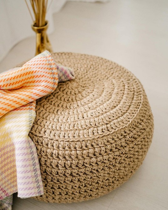 Welurowa Pufa: Luksus DIY Pufa DIY z weluru: luksusowy akcent w twoim małym mieszkaniu