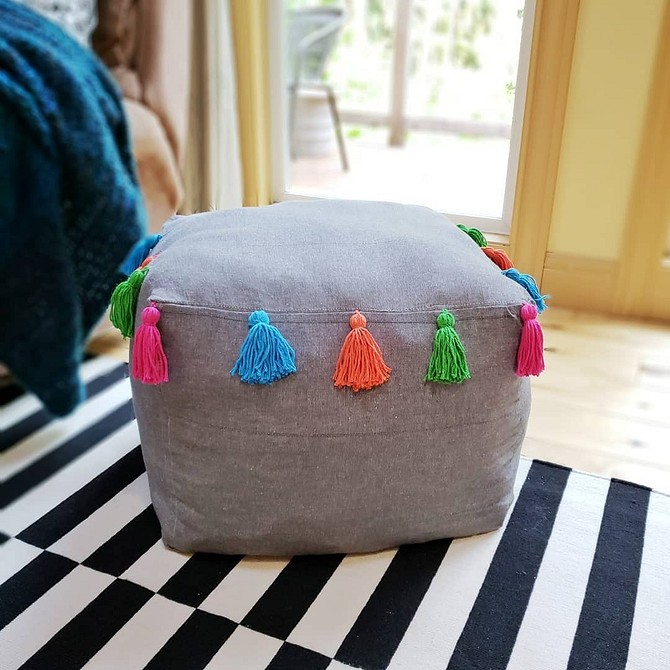 Puf DIY z kartonu Instrukcja DIY: Puf z recyklingu, wykonany krok po kroku z kartonowych pudeł.