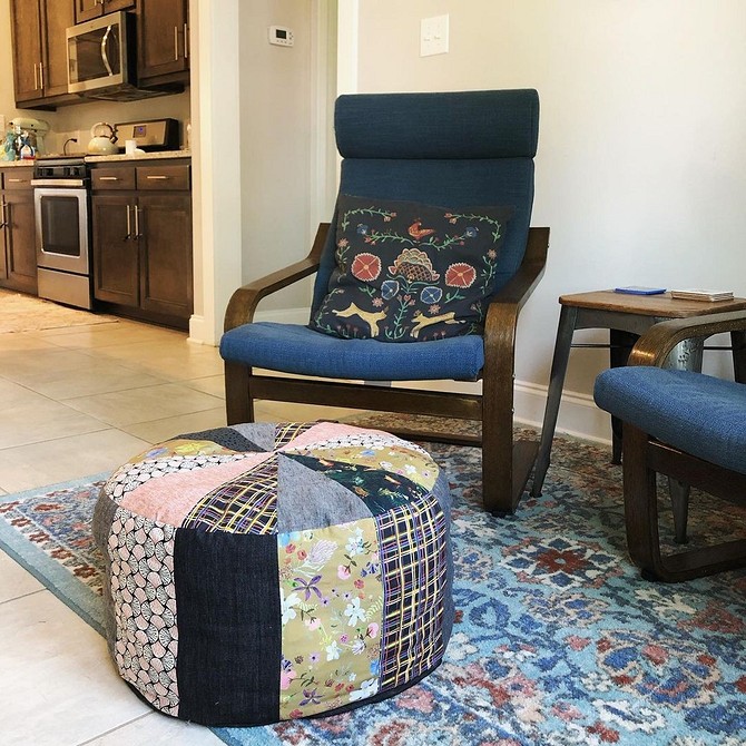 Tapicerowany puf DIY Puf tapicerowany DIY: Krok po kroku jak obić puf własnoręcznie w domu.