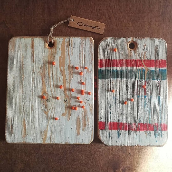 Vintage Drewno DIY Tekstura drewna postarzonego własnoręcznie: połączenie szczotkowania i opalania dla efektu vintage.