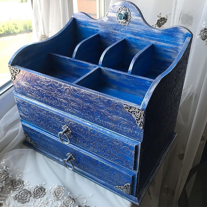 Lustro z Charakterem Ręcznie postarzona rama lustra: inspirujący pomysł na dekorację w stylu DIY.