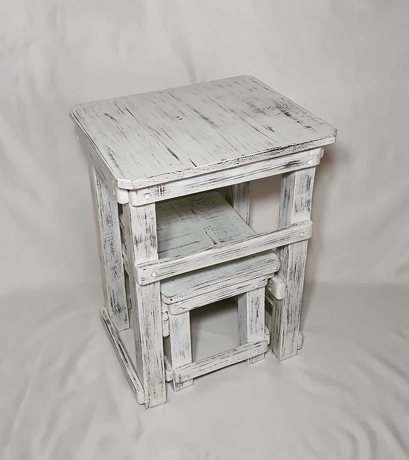 Efekt Prowansji DIY Przykład postarzanego drewna techniką suchego pędzla, idealny do dekoracji wnętrz w stylu prowansalskim.