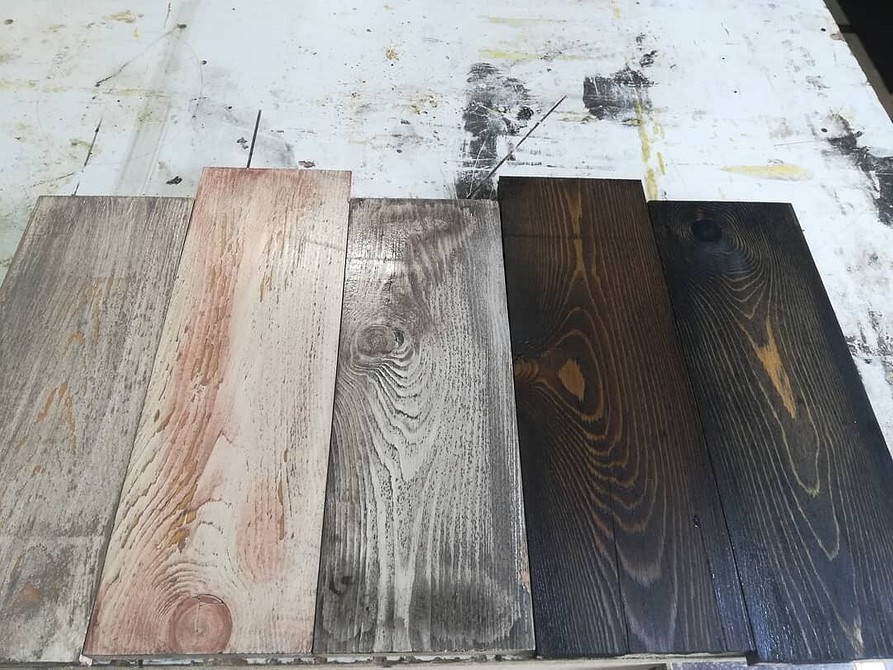 Postarzanie drewna octem: drewniana deska z widoczną strukturą, efekt płukania dla antycznego wyglądu.