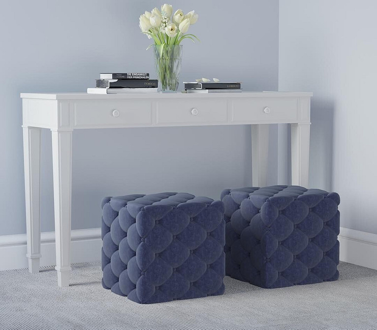 Skandynawski klimat Pufa z tekstylną tapicerką w skandynawskim przedpokoju, przytulny element.