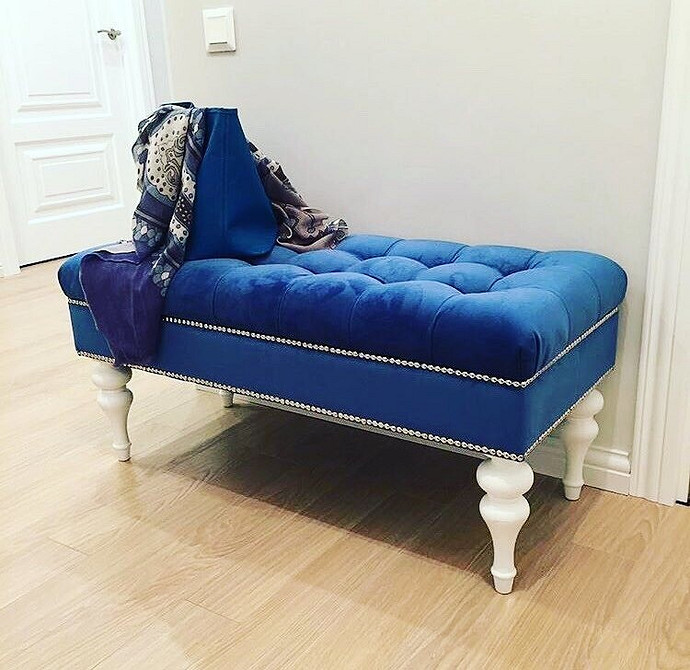 Klasyczna pufa Mały puf w klasycznym przedpokoju, elegancki element wystroju wnętrza.