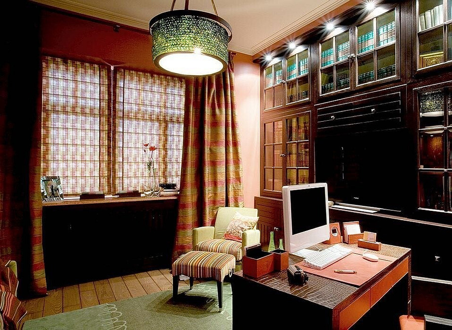 Radosny akcent Kolorowa pufa w przedpokoju, mebel dla dzieci i stylowy element wystroju wnętrza.