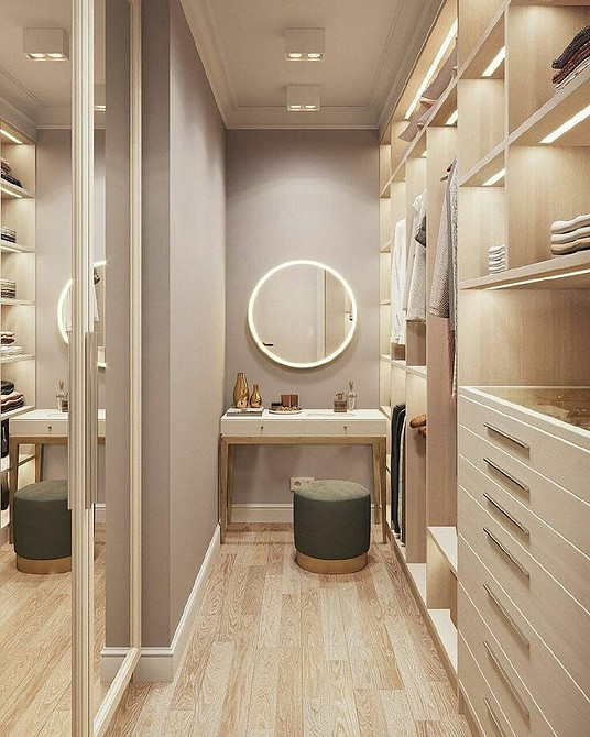 Kolorowe pufy w pokoju Pokój z pufami o różnych kolorach i kształtach – oryginalność i radość.