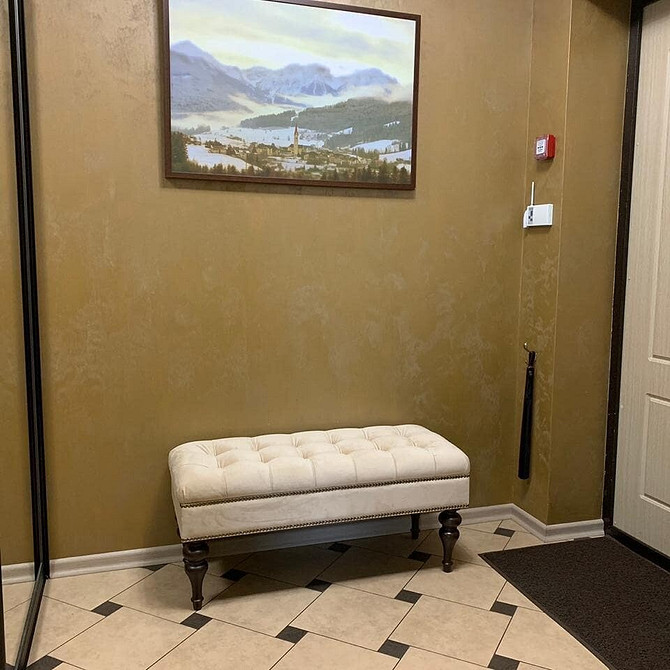 Kuta elegancja Bankietka z kutymi nóżkami w przedpokoju, połączenie stylu i praktyczności.