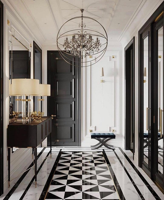 Funkcjonalna bankietka Drewniana bankietka z poduszkami w przedpokoju, idealne miejsce do przechowywania obuwia.