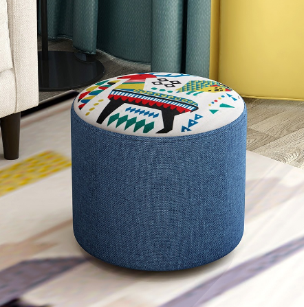 Miękki puf do salonu Pokój z miękkim pufem obok stolika kawowego – przytulność i komfort.