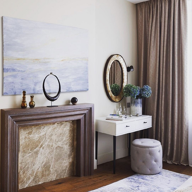 Praktyczne siedzisko Bankietka z miękkim siedziskiem i miejscem do przechowywania obuwia w przedpokoju.